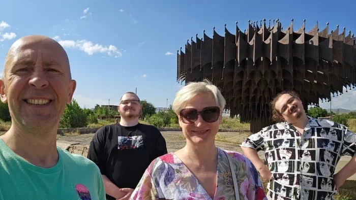 весёлые туристы после ресторана