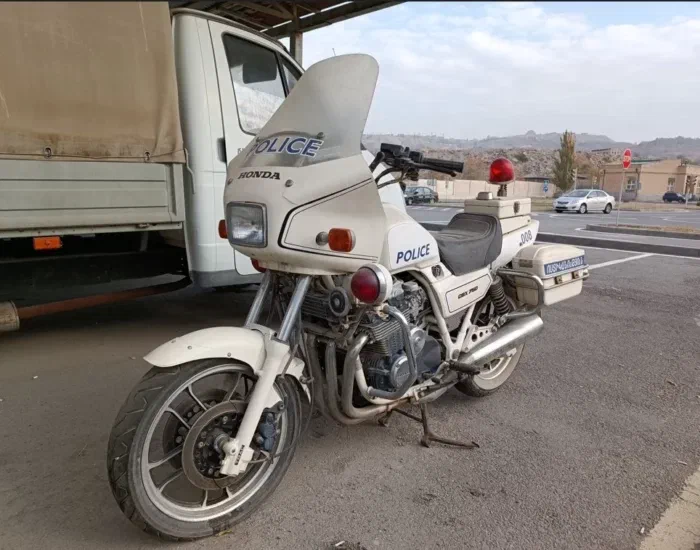 Инспектор сказал, что вот на этом сдавали, уж не знаю - шутит или нет, но номера как у прочих экзаменационных машин там, серия II