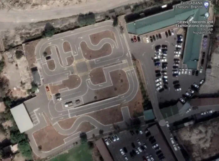 вот площадка с Гугле карт, старт вон, где белая и чёрная легковушечки стоят и дальше по стрелкам разметки.