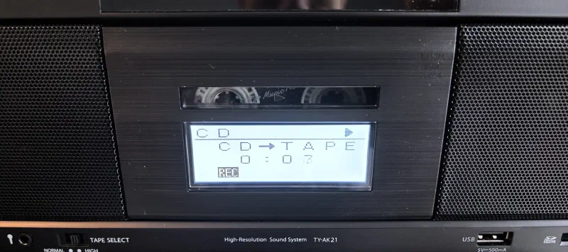 Дисплей в режиме CD → TAPE: идёт синхронная запись диска на кассету