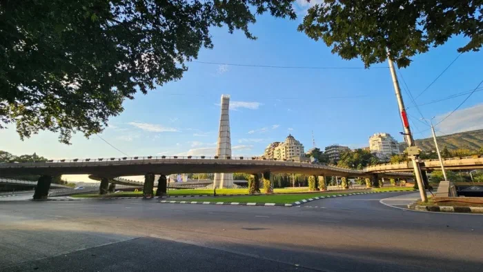 Площадь с чудовищной развязкой