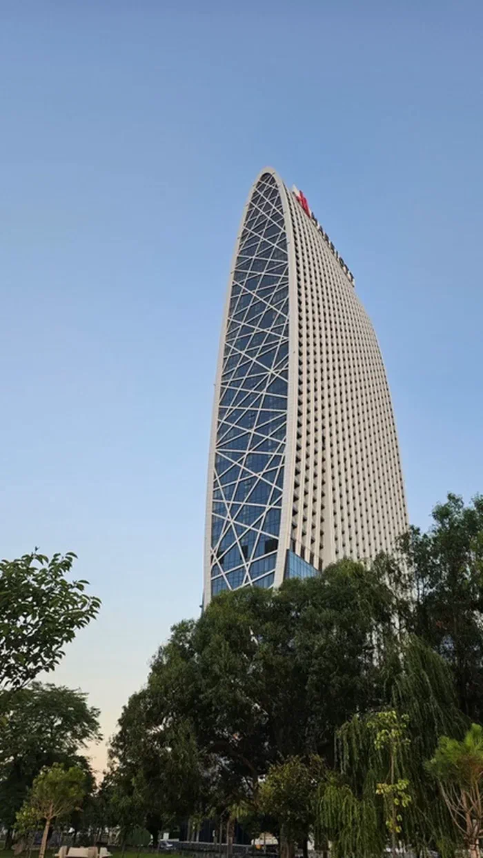 Марриот почти готов к открытию, там виды ещё лучше Хилтона и закат от них видно (они же как раз Хилтону вид на закат и закрыли)