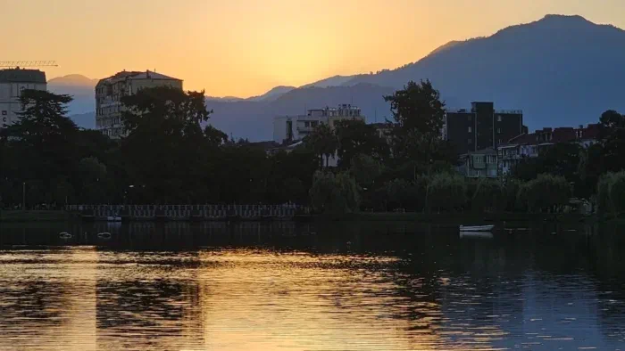 Солнце ещё не встало, но уже светло и первыми вылезают рыбаки