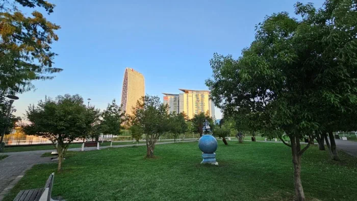 Парк вокруг озера