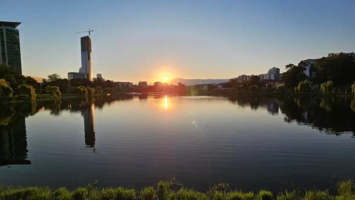 Вот и солнце, когда башню слева достроят, будет богатый вид