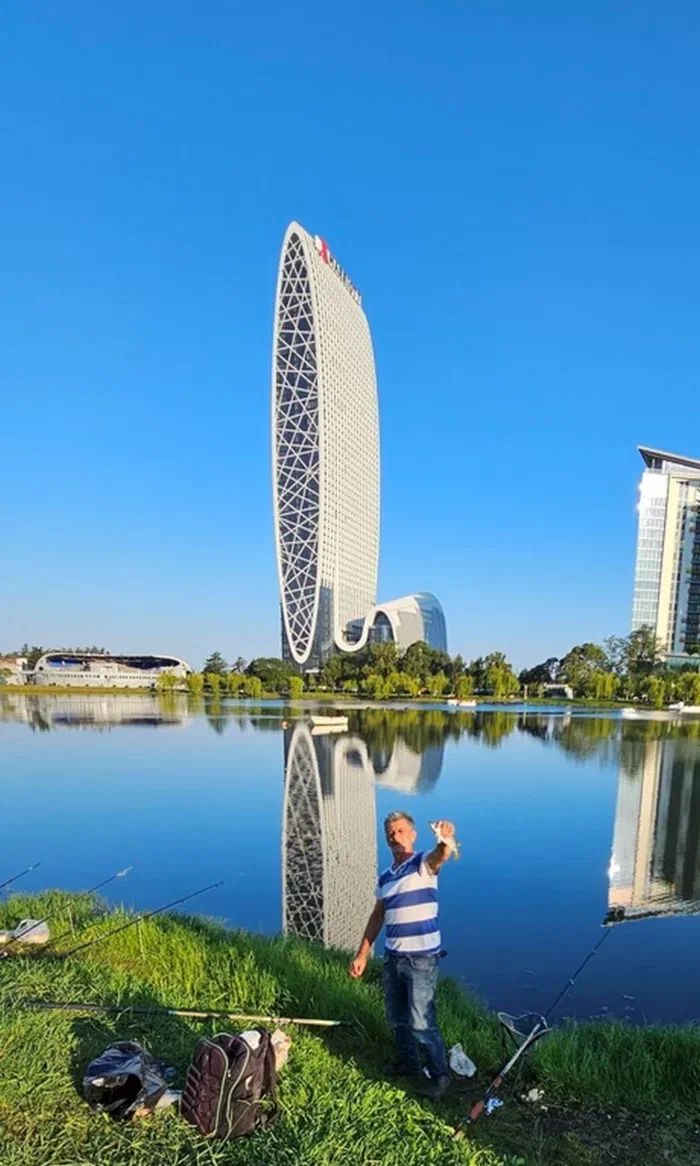 Мужик поймал форельку какую-то, очень радовался, всех остальных рыбарей обзывал дураками, которые нихера ловить не умеют. Похоже там давний спор по поводу снастей и наживок :)