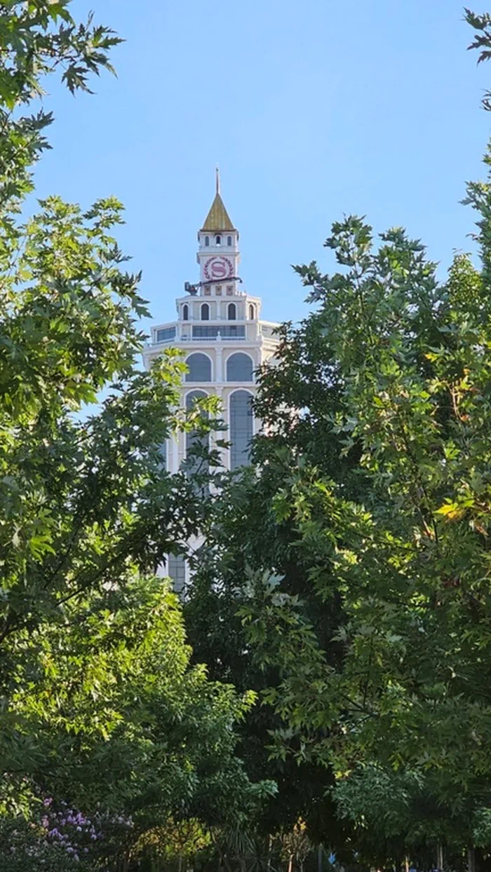 Башня какая-то вдалеке