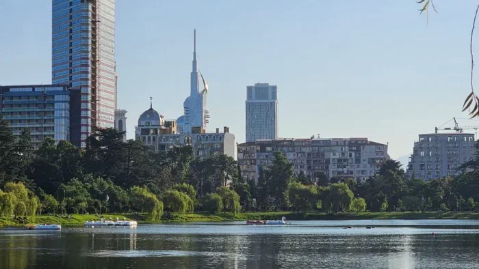 Вот там слева чудеса местной архитектуры