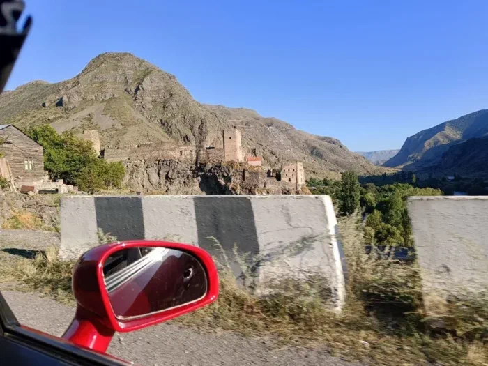 Какой-то замок, но нам тут важнее была ровная дорога уже