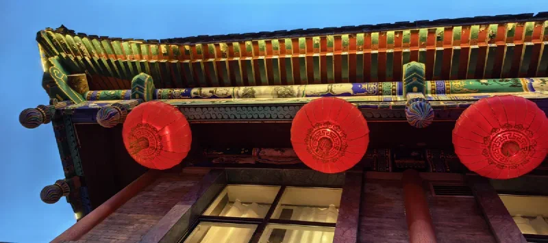 Пекин вечером — фонарики, крыши, всё нарядное после Нового года