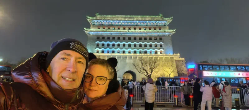 У ворот Тяньаньмэнь вечером — пуховики, шапки, зимний Пекин после Нового года