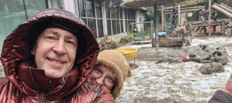 Селфи на фоне панд в зоопарке