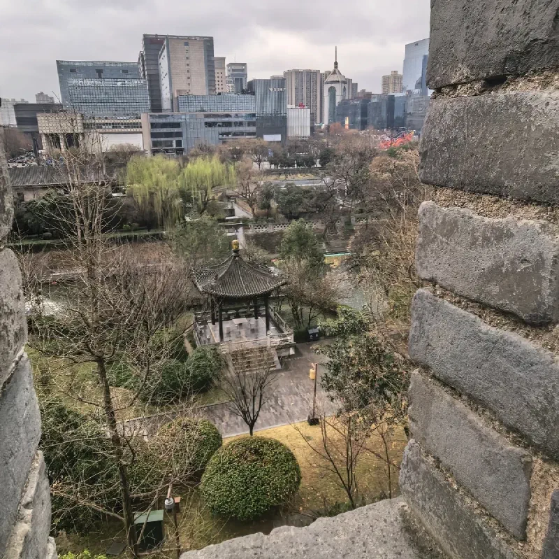 Внизу — парки и старый город