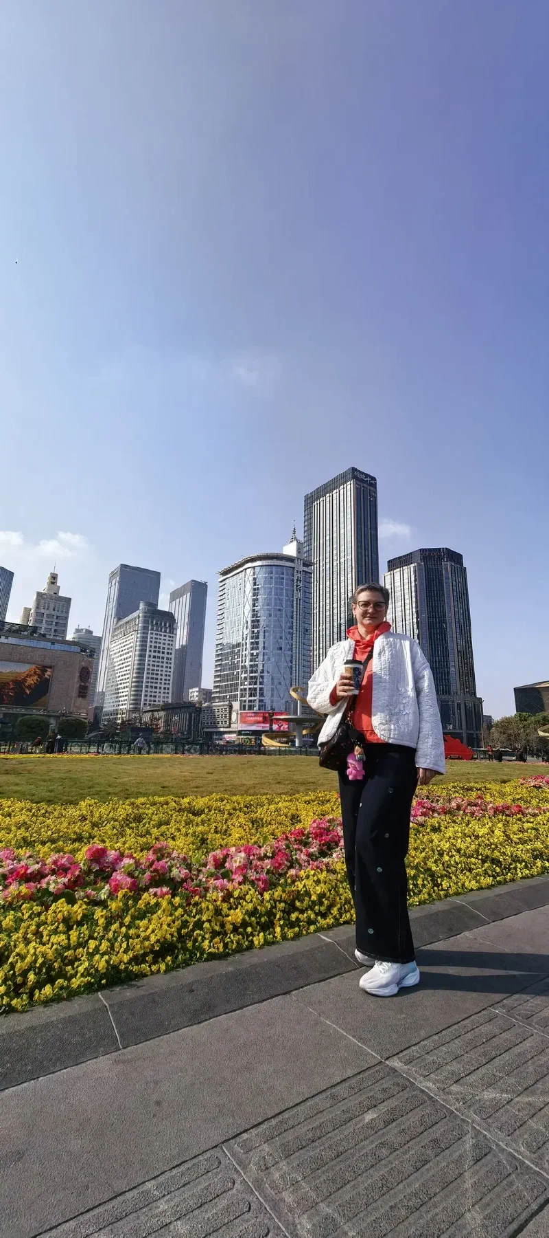 Площадь Тяньфу, Чэнду — тепло, +18-20, после морозного Пекина это прям лето