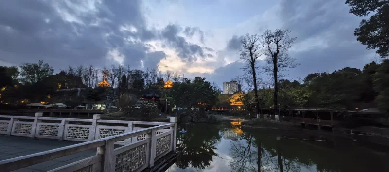 Вечерний парк в Чэнду — пагоды, пруд, подсветка. Красиво