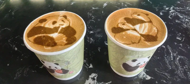 Кофе с пандами — в Чэнду даже латте-арт панда. Потому что панды везде