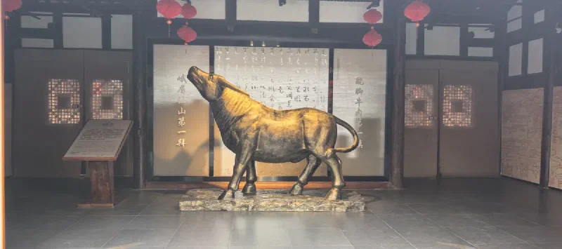 Золотой памятник корове в музее говядины