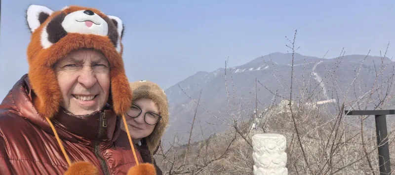 Великая Китайская Стена, участок Мутяньюй. Шапка с рыжей пандой — из Чэнду