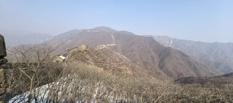 Стена уходит в горы — масштаб ощущаешь только стоя наверху