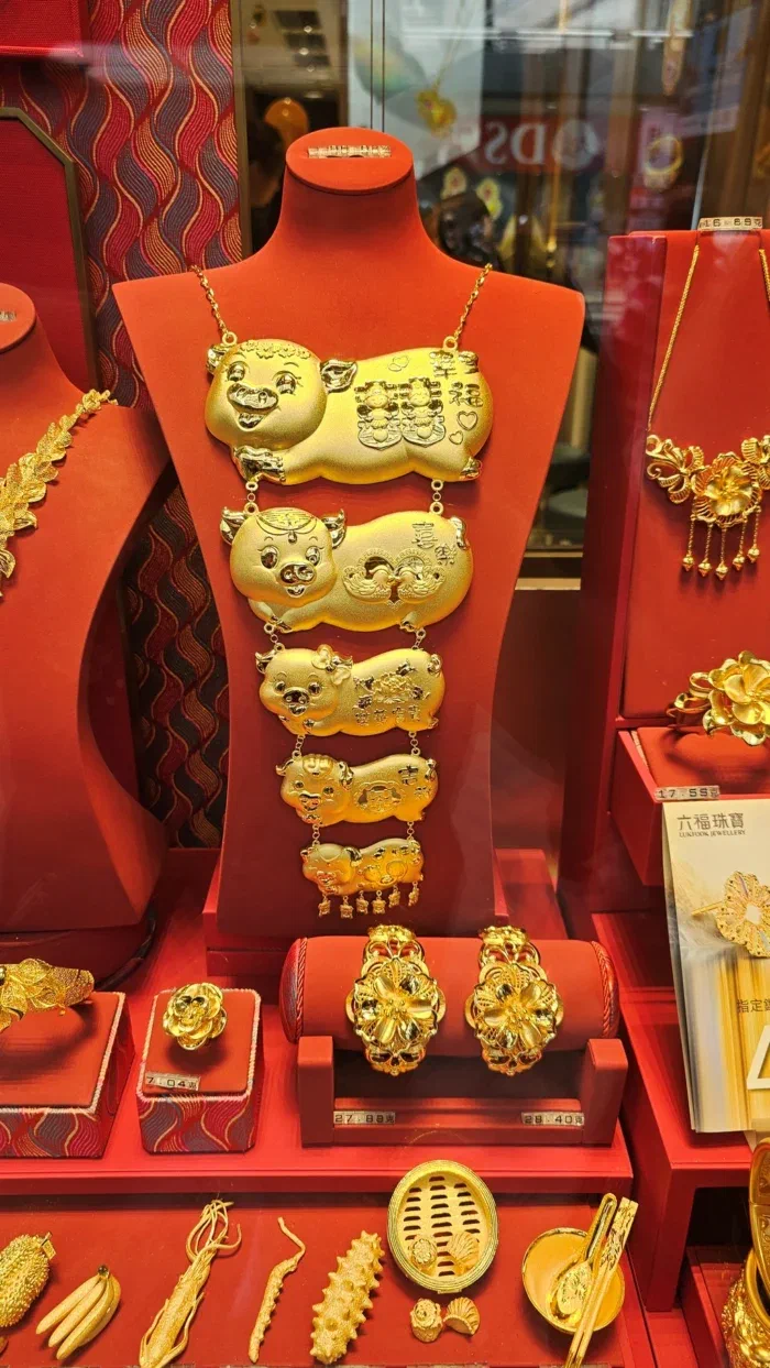 свадебная ювелирка, чтобы значит не ударить в грязь лицом перед гостями :)