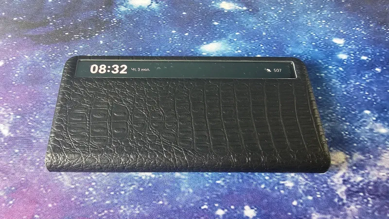 Чехол-книжка с окошком, на окошке время 08:32
