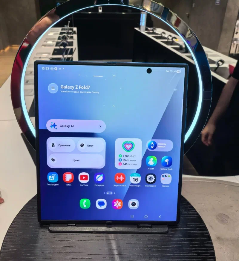 Samsung Galaxy Z Fold 7 в магазине на подставке с подсветкой