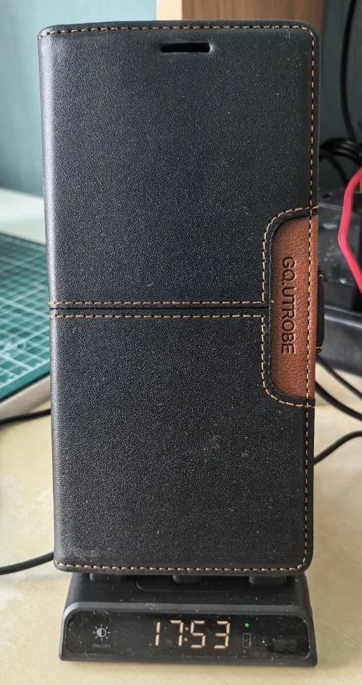 Huawei Mate X6 в чехле GQ.Utrobe на подставке-часах с временем 17:53