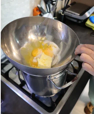 Вот так, над кастрюлей с кипящей водой всё перемешивается, масло как раз тает.