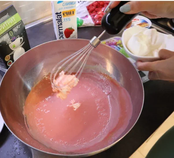 Маскарпоне мелкими порциями, чтобы легко размешивался без комочков.