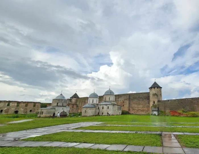 как бы это могло быть в безлюдный день, попробовал удалить с помощью ИИ телефона толпу