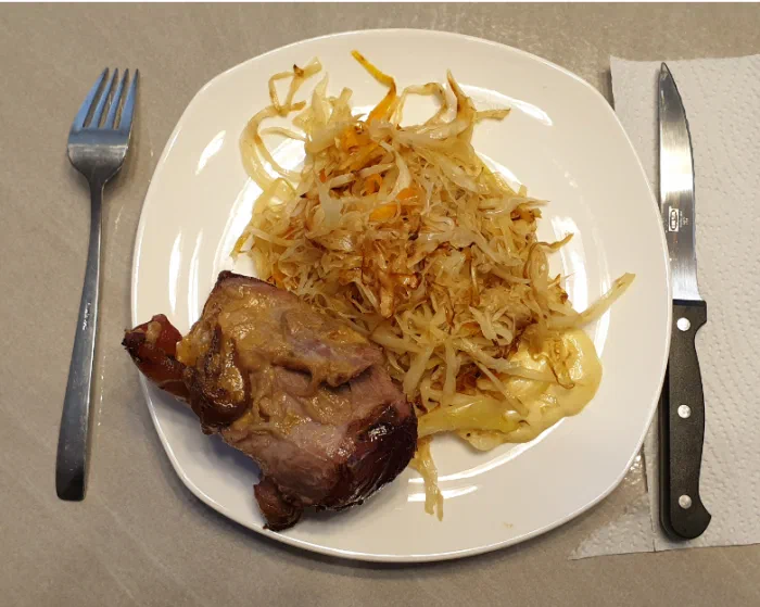 Потому что там дальше может быть и вот так, и это тоже диетический ужин, рулька с капустой.