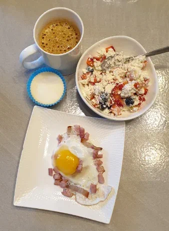 Завтрак - яичница с беконом и салом, ягоды с творогом и сметаной, мороженка и кофе с маслом.