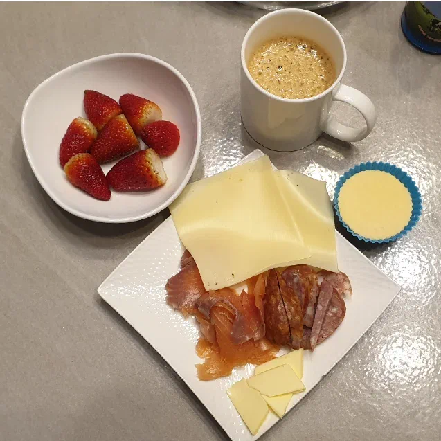 Идеальный завтрак с мороженкой, кофе с маслом как раз.