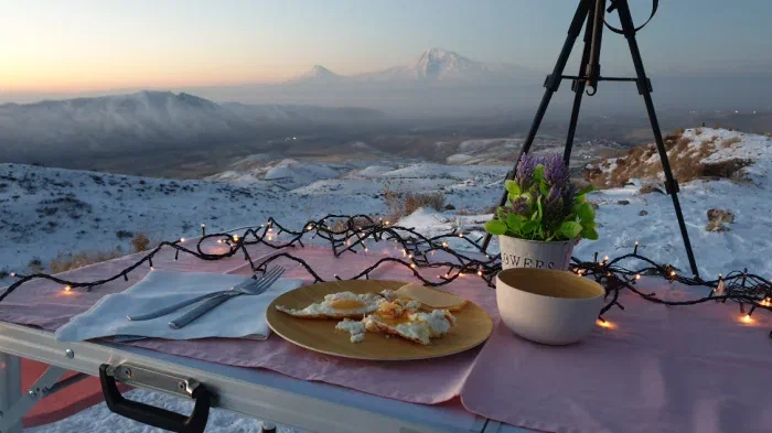 Это мы уже на кето, завтрак на рассвете в горах - яйца, бекон, сыр и кофе.