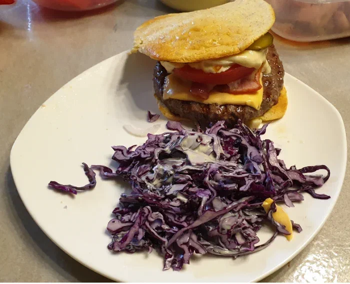 То, что не стали обедать, позволяет сделать нормальные сочные бургеры на ужин.