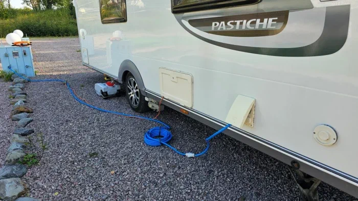 шланг на подачу чистой воды, серый бак для серой воды - всё по регламенту