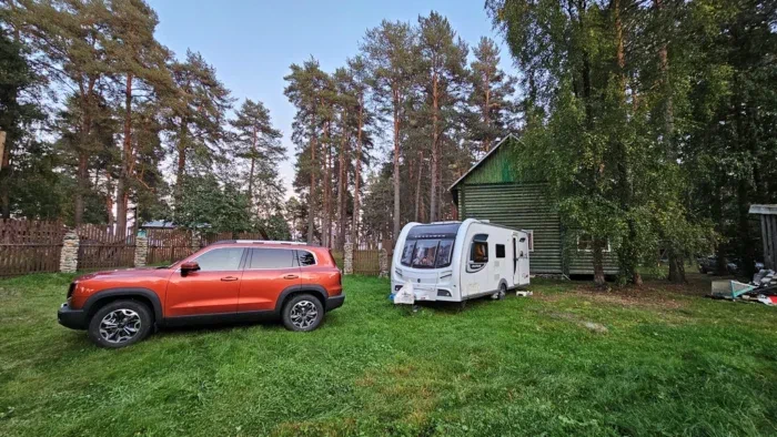 стоим во дворе за домом хозяйским, они домики сдают, но и прицепы не против пустить