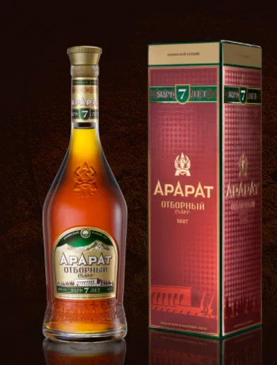 Купаж коньяка АРАРАТ «Отборный» был создан в 1902 году выдающимся мастером купажа Мкртычем Мусинянцем. Он прославил своего создателя далеко за пределами Армении, получил признание на исторической родине коньяка и поставлялся ко двору Его Императорского Величества. Сложный и многогранный, этот купаж отличается легким ароматом свежей апельсиновой корки и глубоким, длительным вкусом с оттенками карамели и горького миндаля.