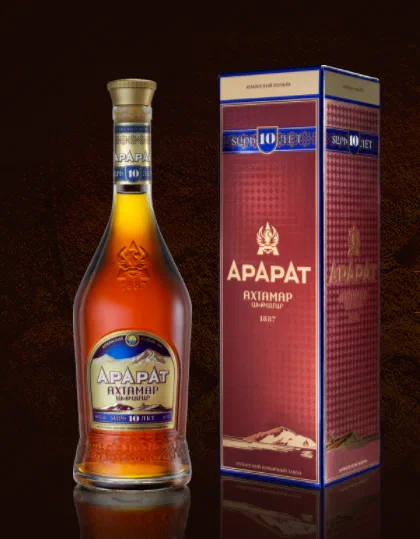 Десятилетний АРАРАТ «Ахтамар» — самый эмоциональный и артистический коньяк гаммы. В его элегантном букете главную партию играютсоблазнительные ноты чернослива, дополняемые оттенками пчелиного воска и грецкого ореха.