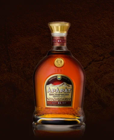 Пятнадцатилетний АРАРАТ «Васпуракан» открывает гамму старых коньяков АРАРАТ. Его букет отличает гармоничное сочетание пряного, кофейно-древесного аромата и мягкого, деликатного вкуса с выраженной сладостью армянских сухофруктов.