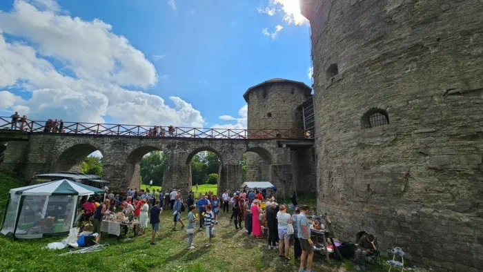 собственно сам мост и тусовка с чаем-сладостями под ним
