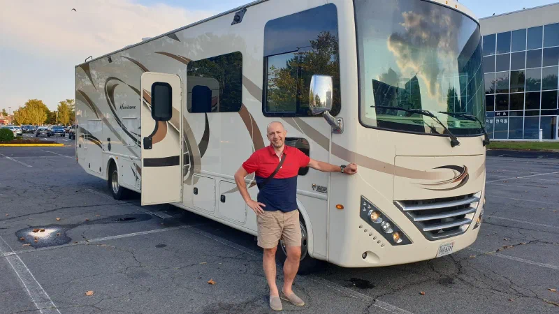 Самый большой из форматов, 10 мест, раздвижные стены, бензина жрал чуть ли не литр на пару километров