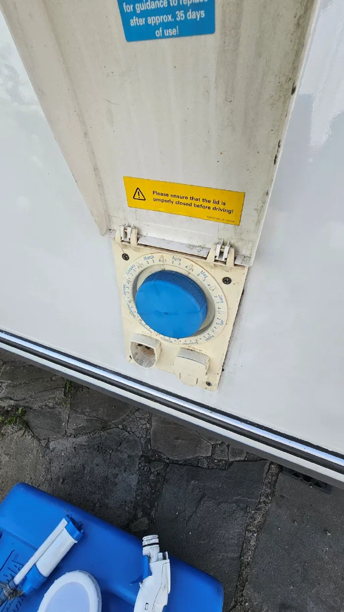 Насос подключается в специальный разъём, с питанием