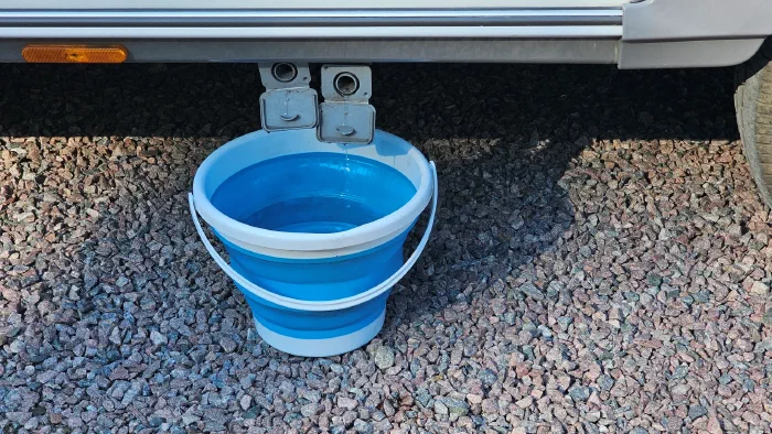 Ну и слив сразу покажу, бак пока жаба душит покупать специальный (да и непонятно его куда девать в дороге), потому ведро :)