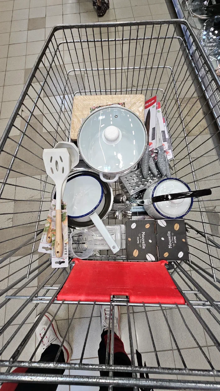 Посуда толковая, всякие кухонные принадлежности