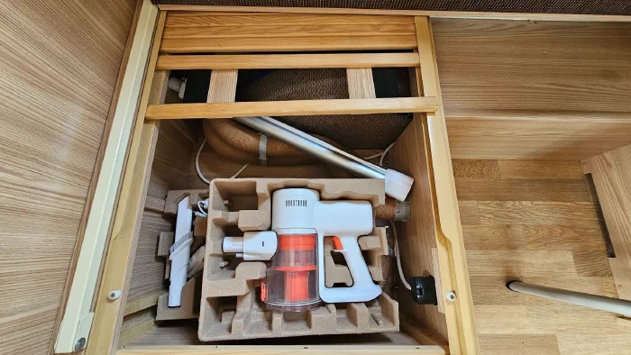 Пылесос обосновался под сиденьем в зоне завтраков