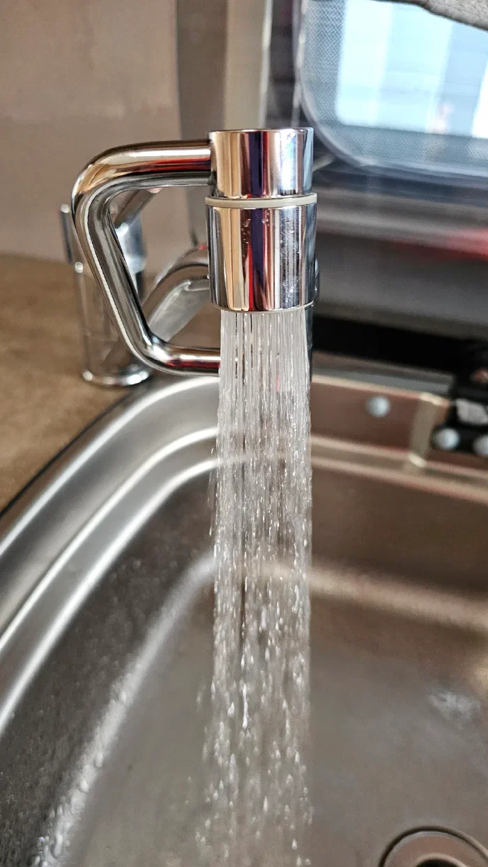 Дома привыкли к таким аэраторам, конечно надо и в домик добавить, тем более они обещают воду экономить