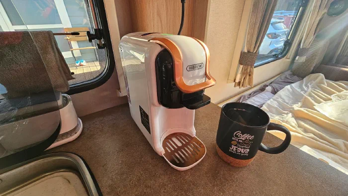 Кофеварка должна быть маленькой, чтобы пряталась в шкафчик при движении и достаточной по мощности на две кружки