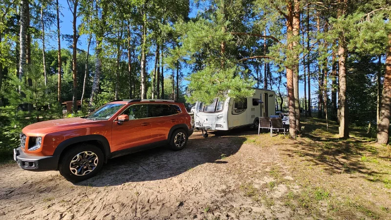 Встали недалеко от озера, в соснах - красота!