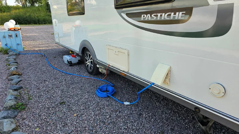 UPD. Вот такой приехал специальный шланг, очень удобно при наличии внешней воды подключать, позволяет и внутренний бак наполнить и просто в водяной контур подача внешней воды без насоса, удобная вещь, теперь 9/10 случаев с ним подключаемся